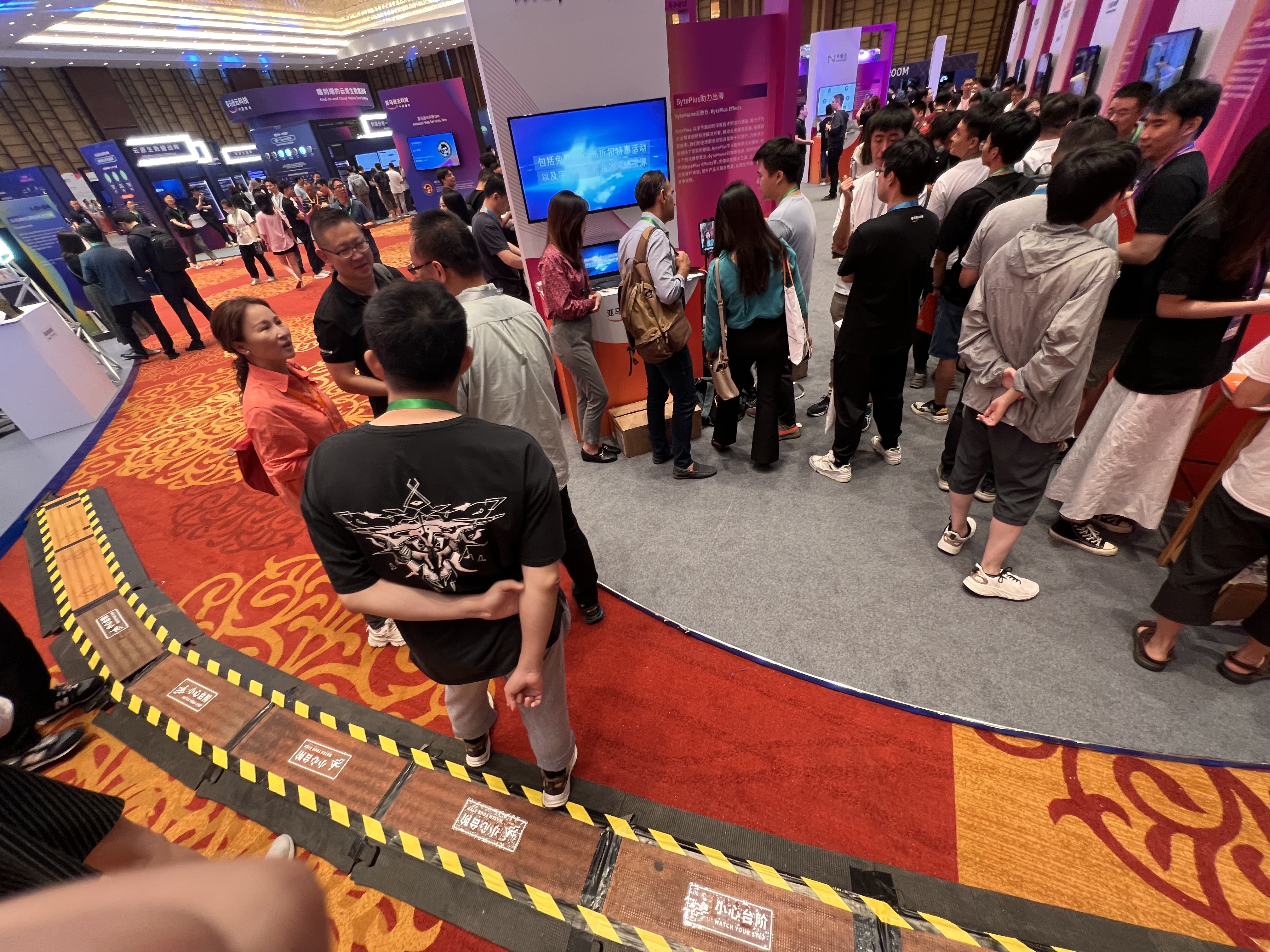 A picture of several people thronging an exhibition booth at the AWS Summit China